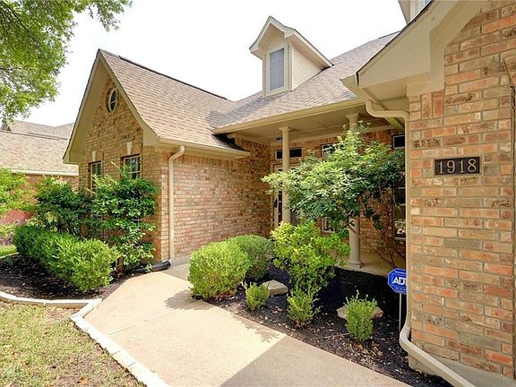 4th image of 1918 Dapplegrey Ln