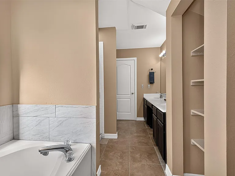 4011 Alexis Cir — Photo 42