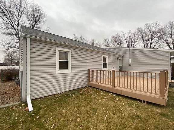 3rd image of 906 E 9th St