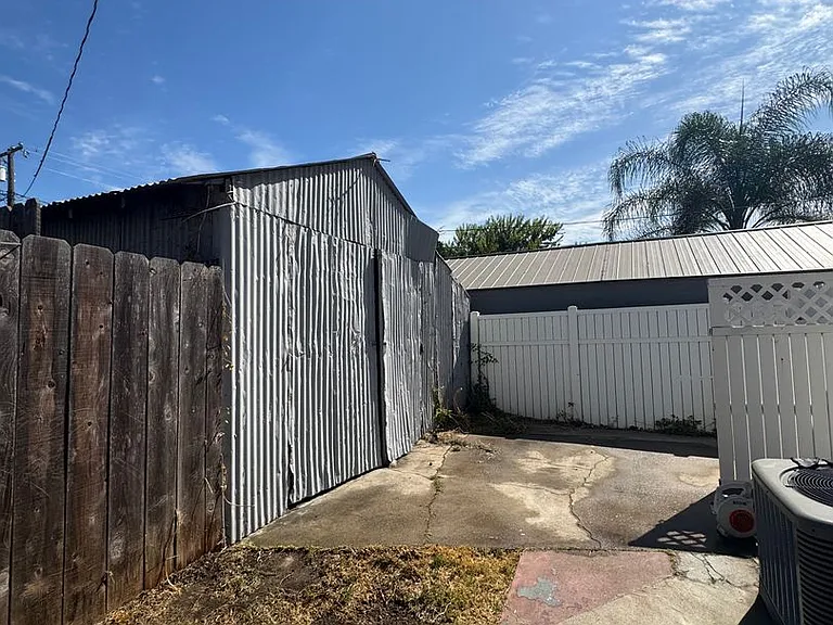 513 E Walnut St — Photo 26