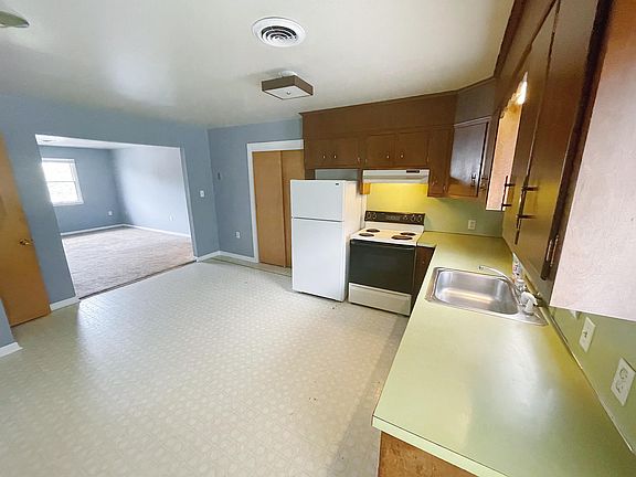 3rd image of 302 Hillside Dr #3