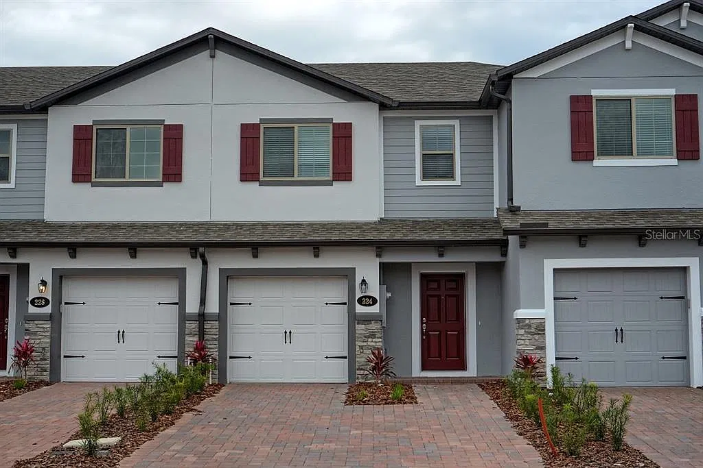 3 bed, 2.5 bath, 1379 sqft, $2,350 — Photo 1