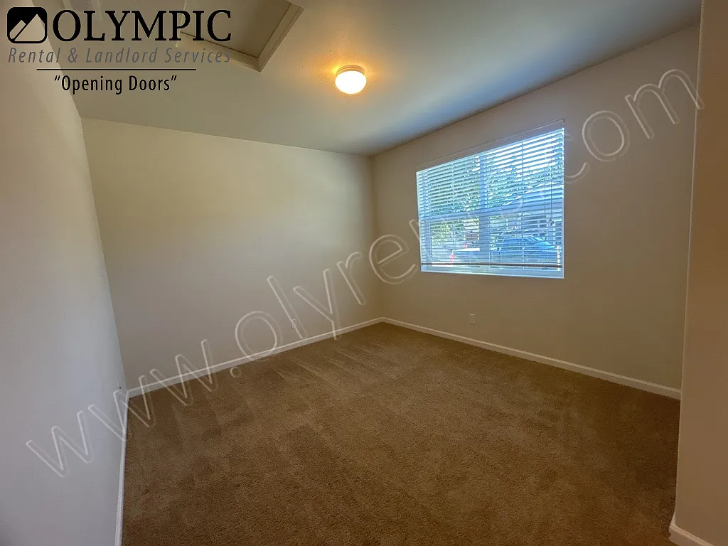 4 Large Bedrooms Plus Office And Bonus Room & Air Conditioning — Photo 4