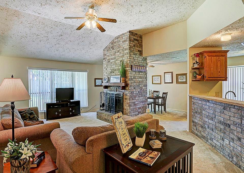 1st image of 211 Windward Ct