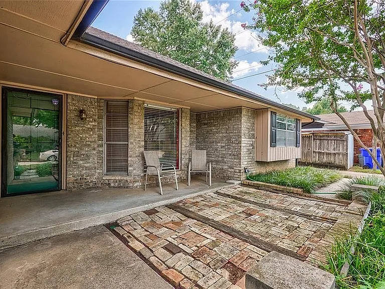 2531 Linden Ave — Photo 3
