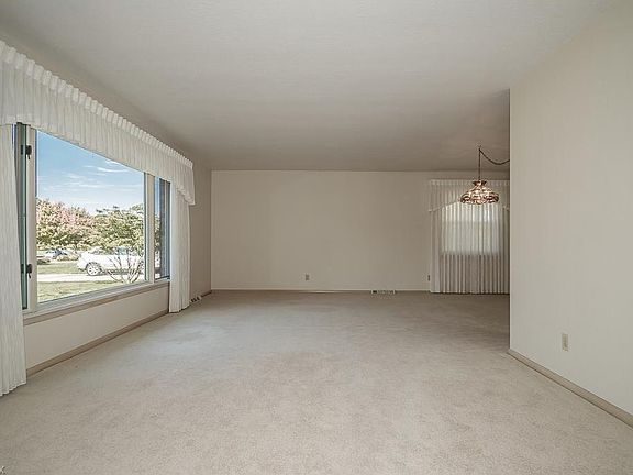 5th image of 653 Jefferson Dr
