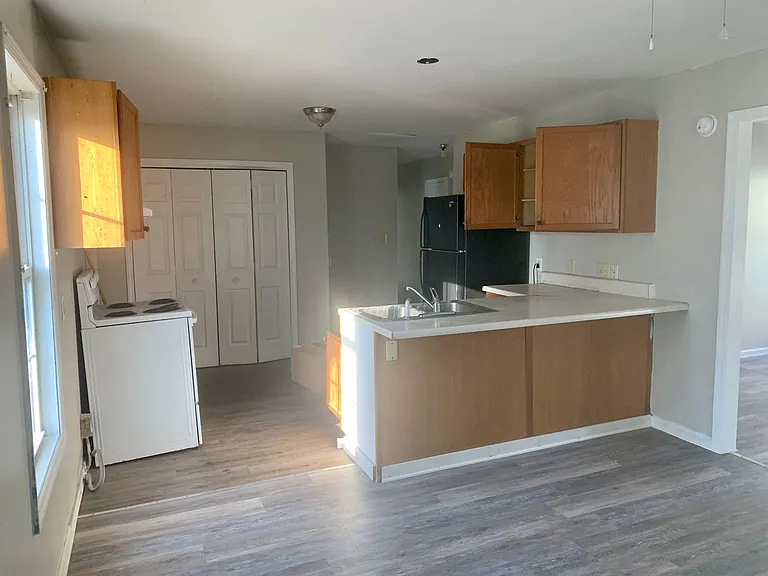 1202 Bay St — Photo 4