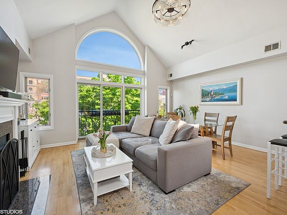 4th image of 3144 N Kenmore Ave APT 3