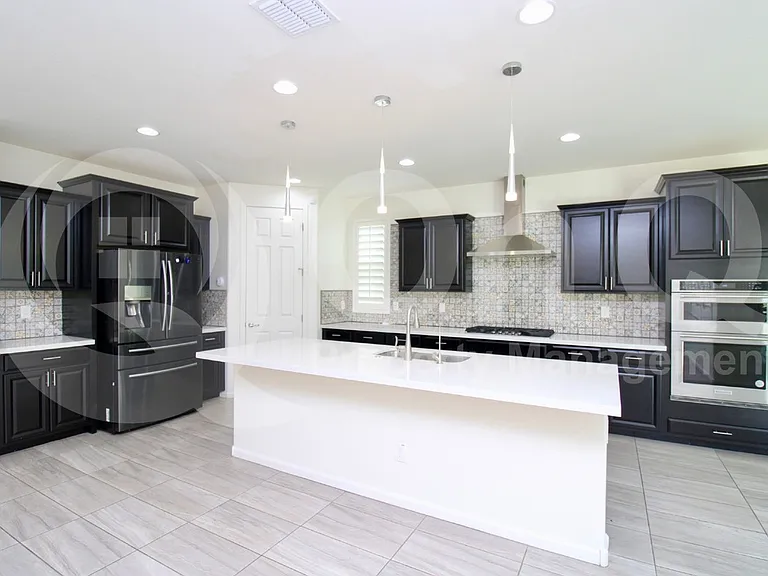 231 E Wisteria Dr — Photo 2
