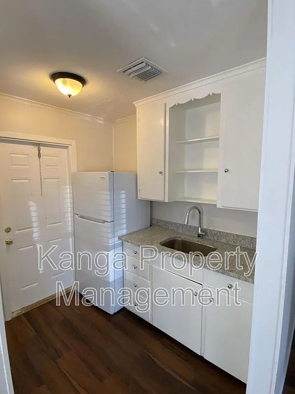 3 bed, 1.0 bath, 786 sqft, $2,100 — Photo 4