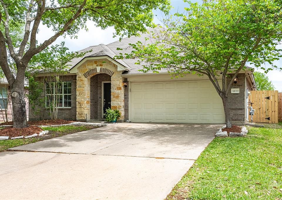 This one-story 3 bed ; 2 Bath home with a pool is just perfect!