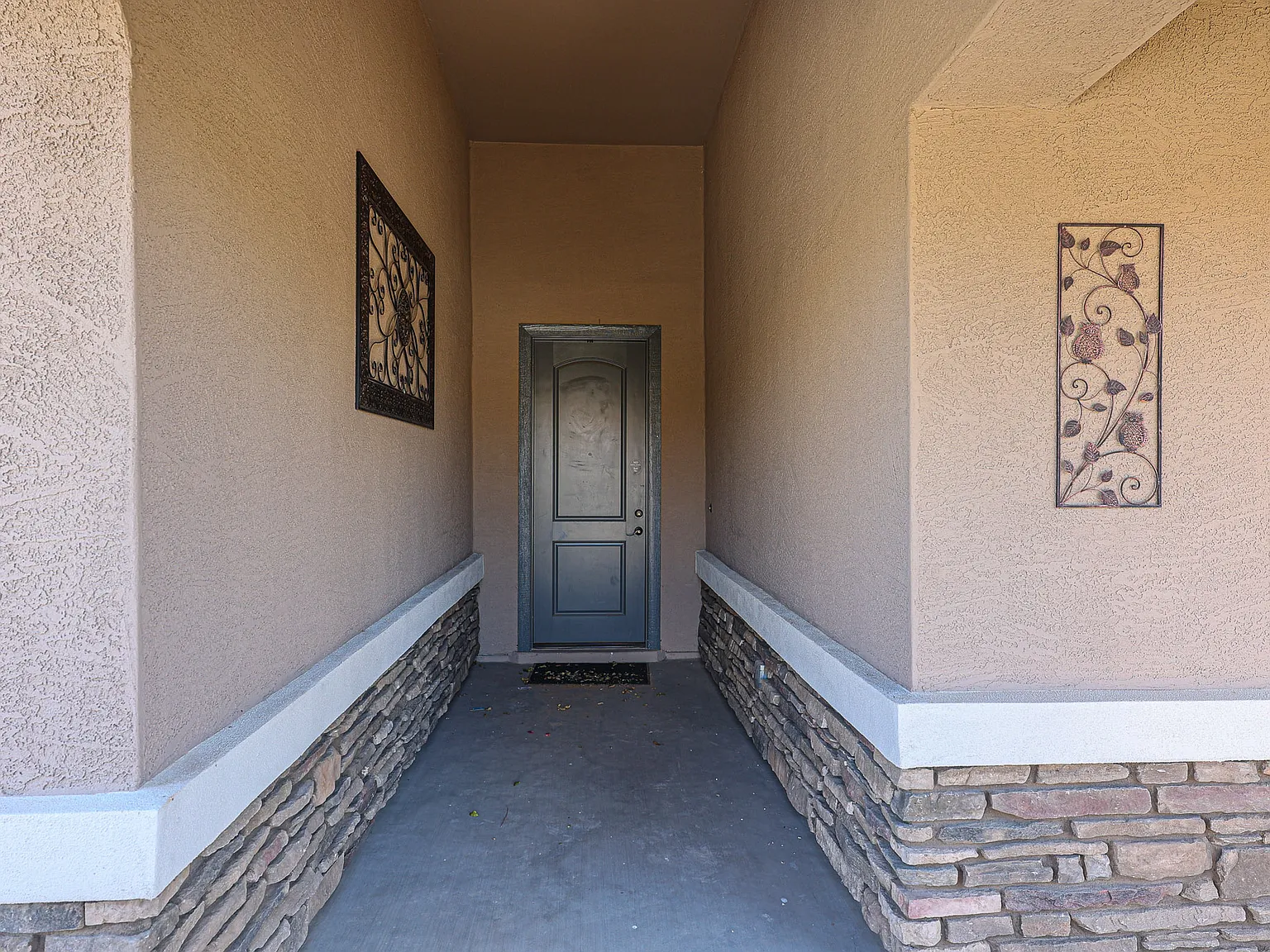 4 Bed + 2 Bath + 3 Car Garage in North Peoria — Photo 2