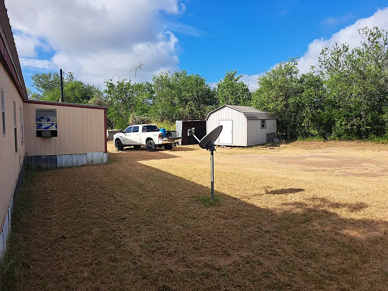 7851 FM 673 — Photo 13
