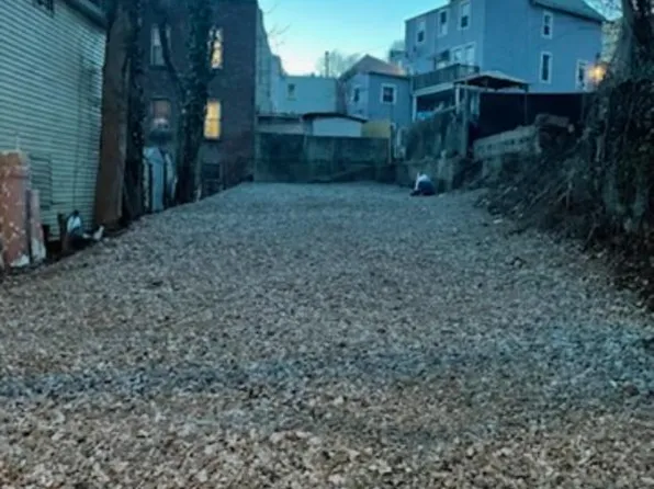 2 Gordon St, Staten Island, NY 10304