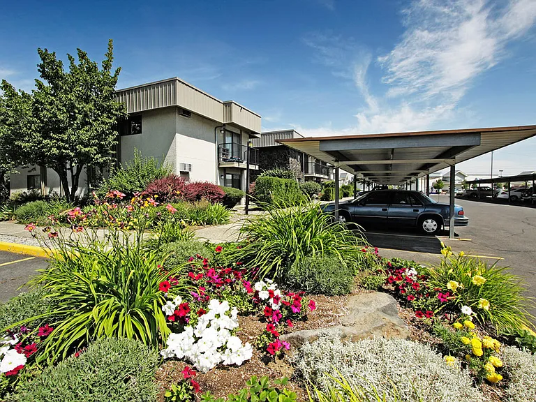 Quadrangle Apartments — Photo 6