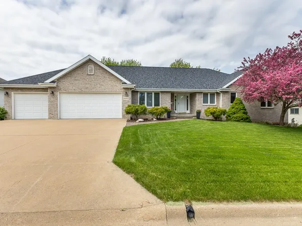 2401 Spruce Wood Dr, Dubuque, IA 52002