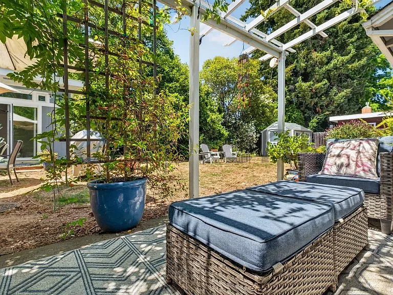 2039 Montecito Ave — Photo 45