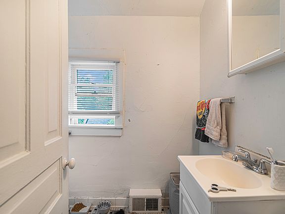 2nd image of 318 E Jefferson St APT 3