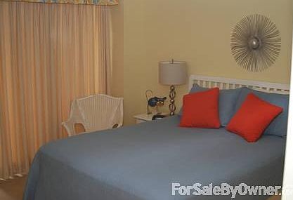 Guest bedroom
						:
						private bath