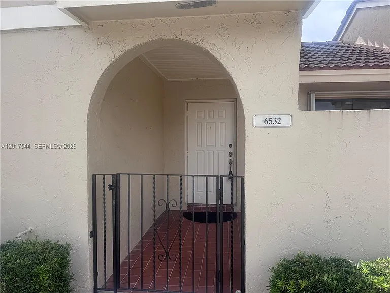 6532 NW 170th Ter — Photo 4