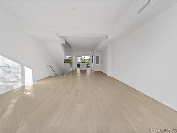 5th image of 455 NE 39th St Unit 304