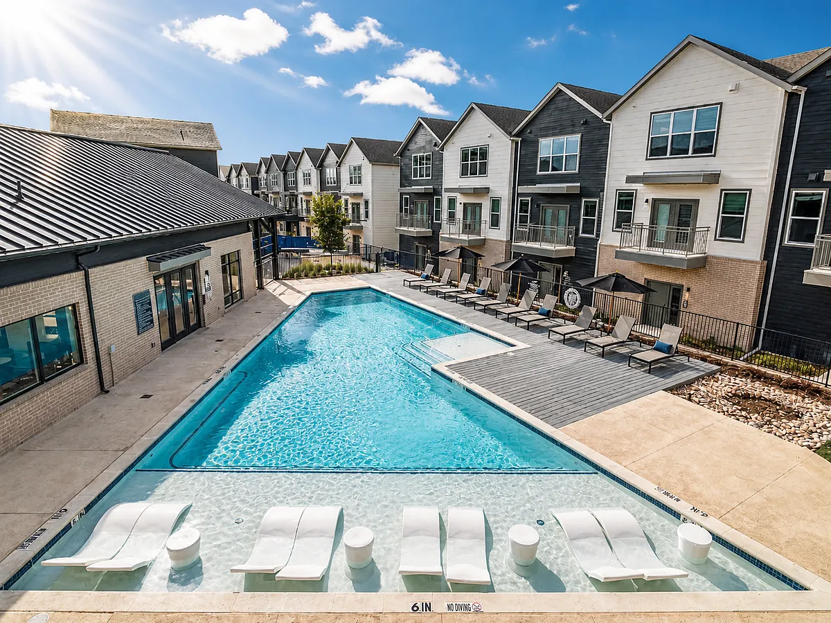 Building Photo - 1002 Fort Worth Ave #2515