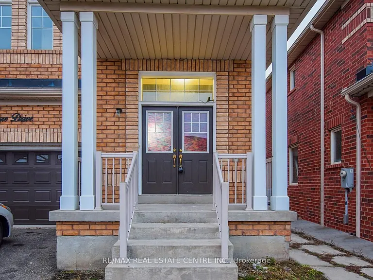 112 Commodore Dr — Photo 2
