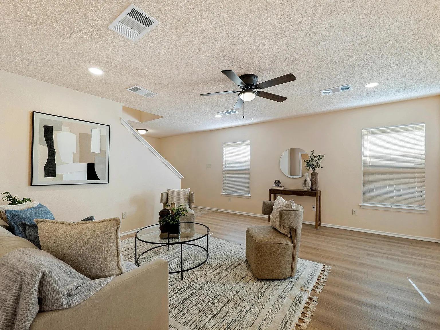 4 bed, 2.0 bath, 2098 sqft, $2,100 — Photo 2