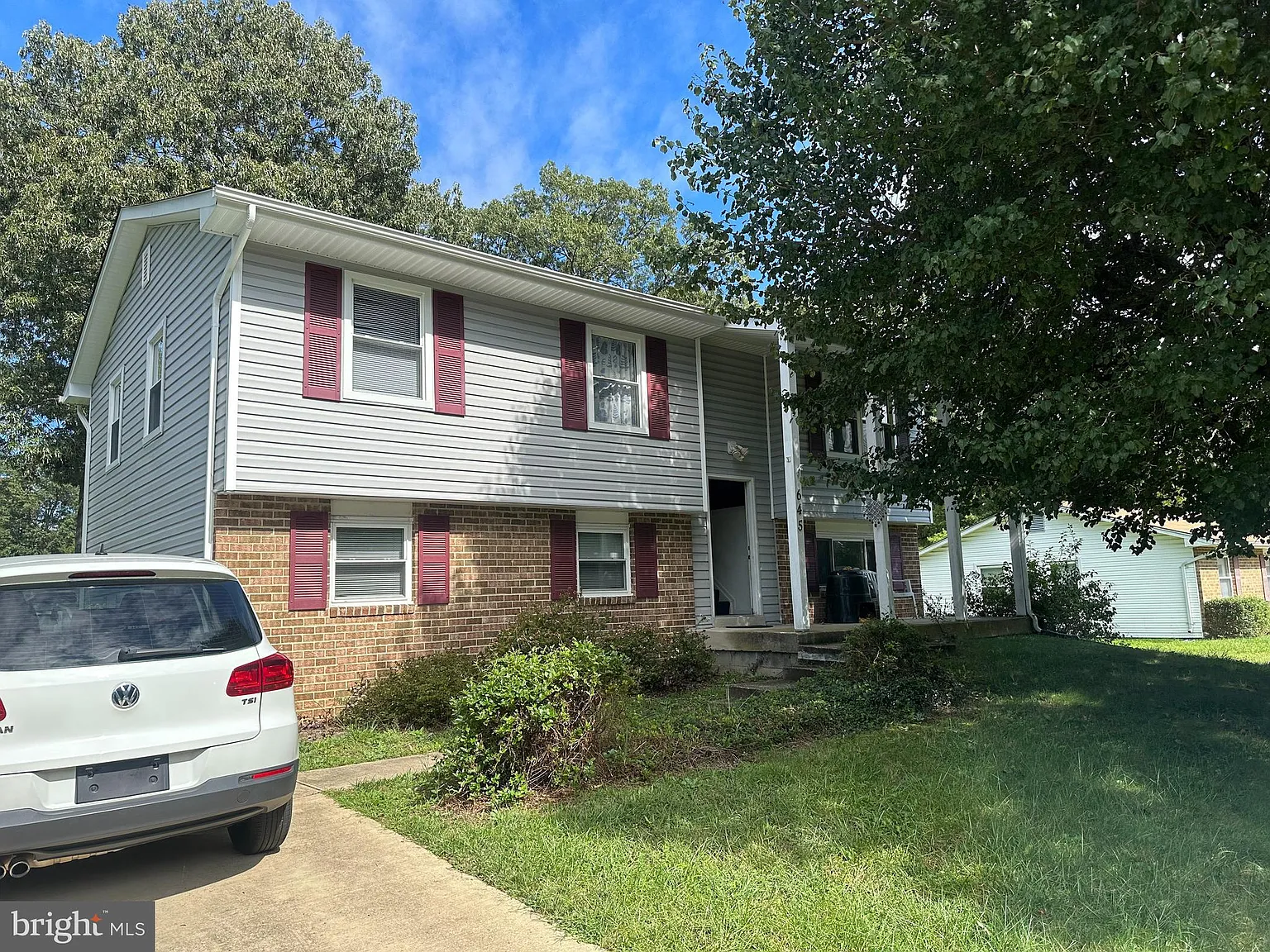 645 University Dr photo 1