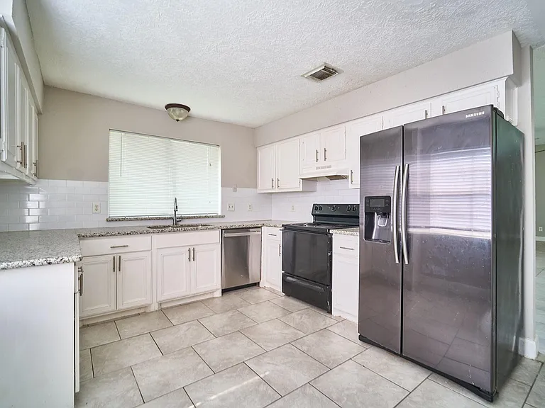 923 Kenforest Dr — Photo 7