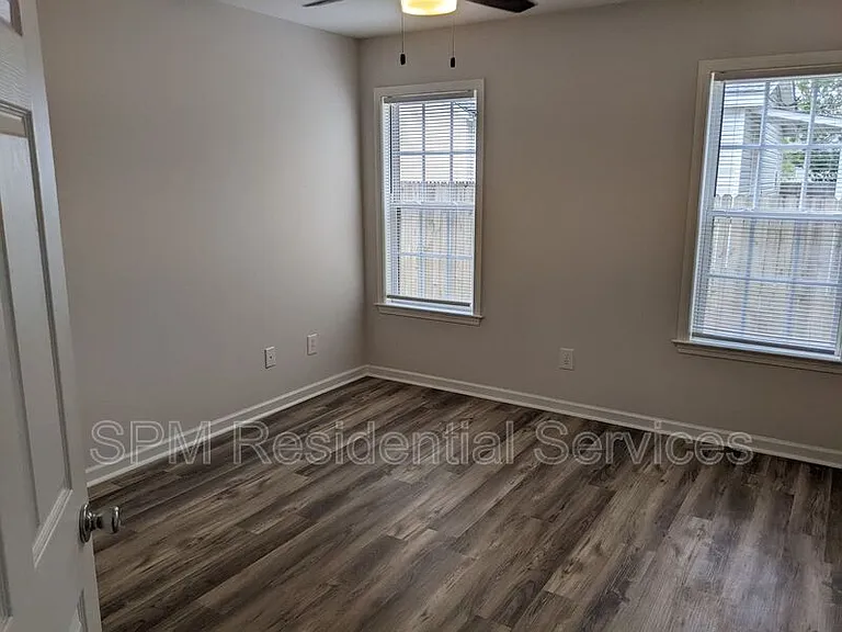 2105 Dexter St — Photo 9