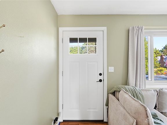 4th image of 2960 Oakland Ave