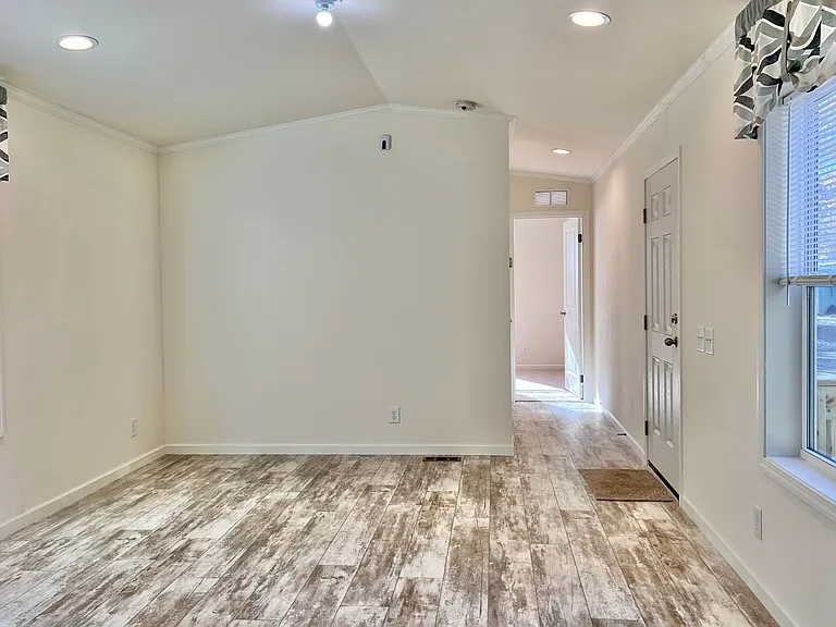4400 La Salle St — Photo 4