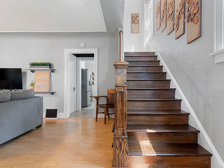 1338 W 8th St — Photo 45