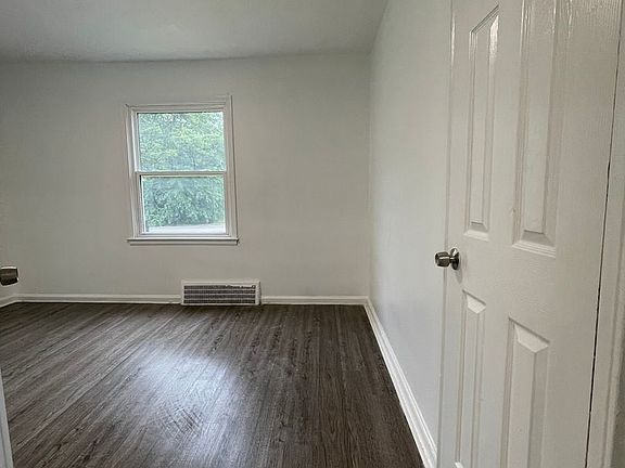 5th image of 18601 Pembroke Ave
