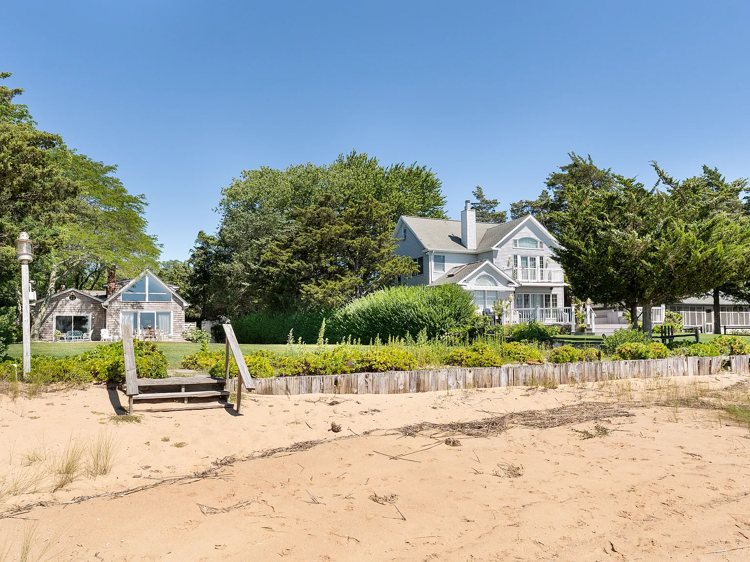 Beachfront Retreat on Great Peconic Bay — Photo 3