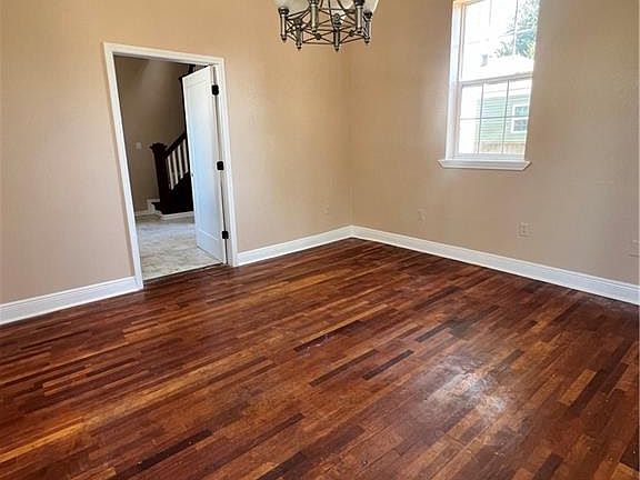 3rd image of 827 Delachaise St