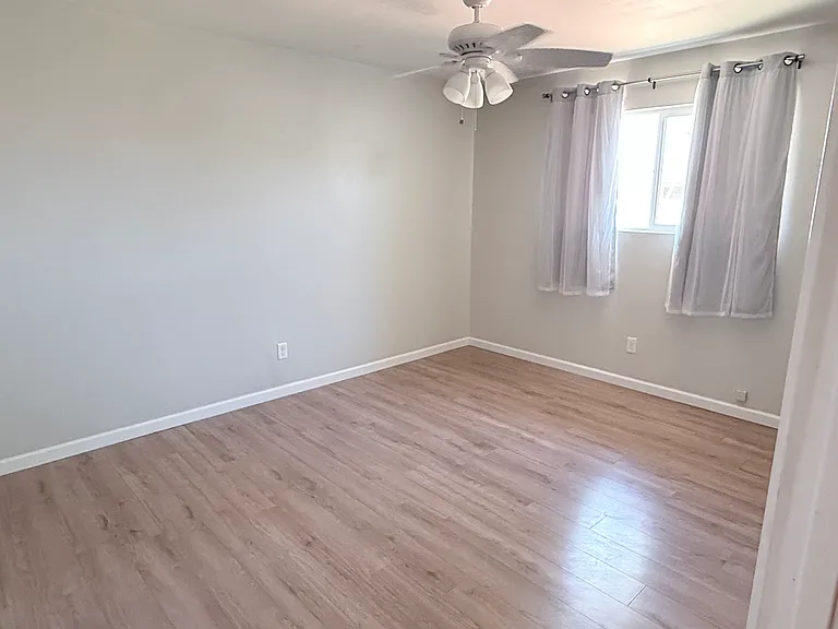 202 E Huntington Dr — Photo 16