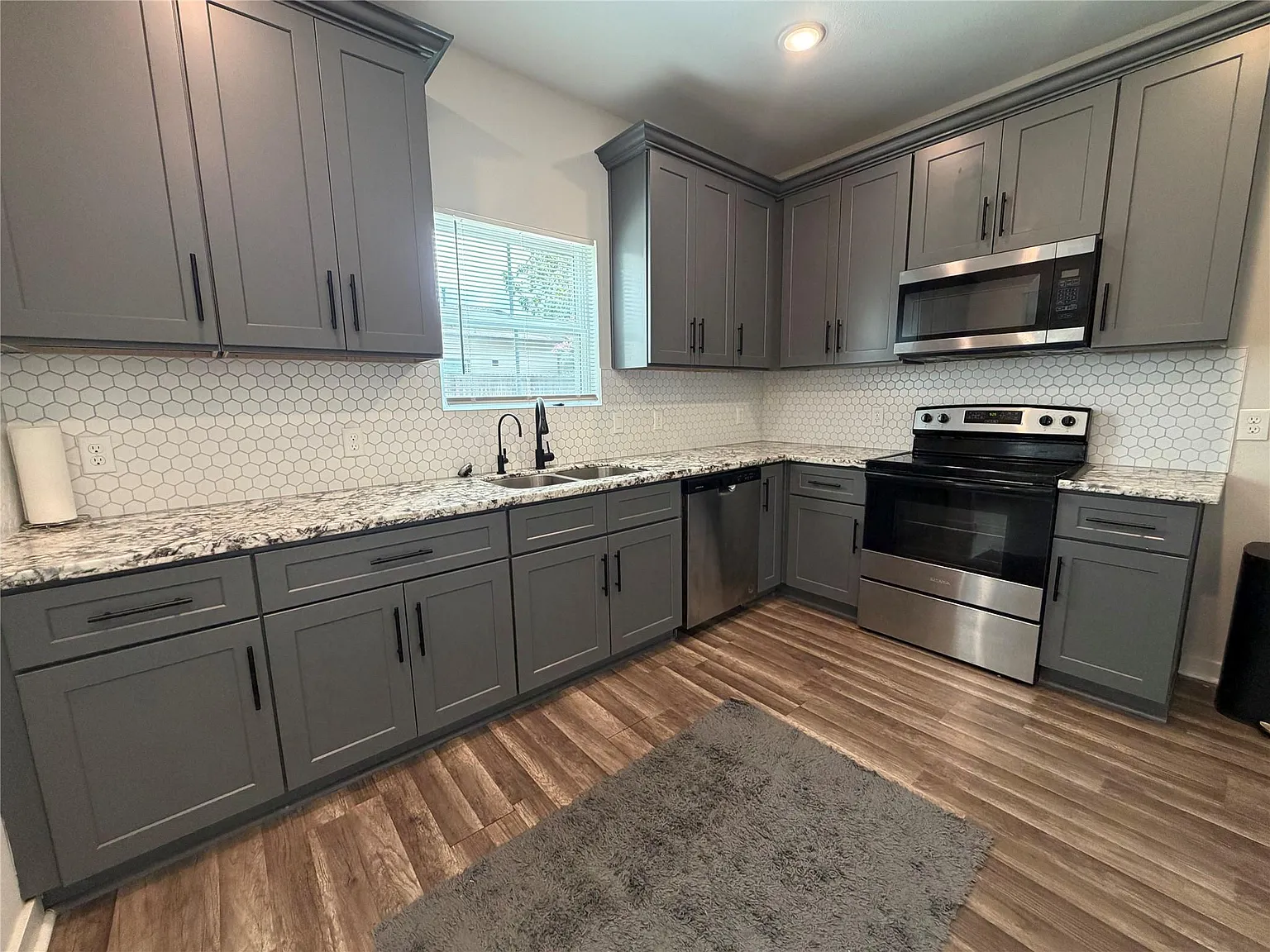 3 bed, 2.0 bath, 2201 sqft, $2,100 — Photo 1