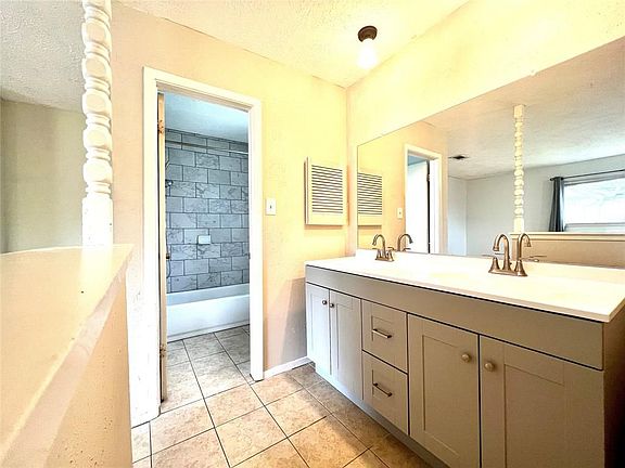 4th image of 514 W Castle Harbour Dr