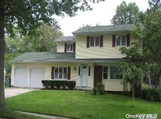 5 Pine Hollow Ln, Greenlawn, NY 11740