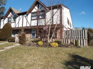 4 Saratoga Ct, Ridge, NY 11961