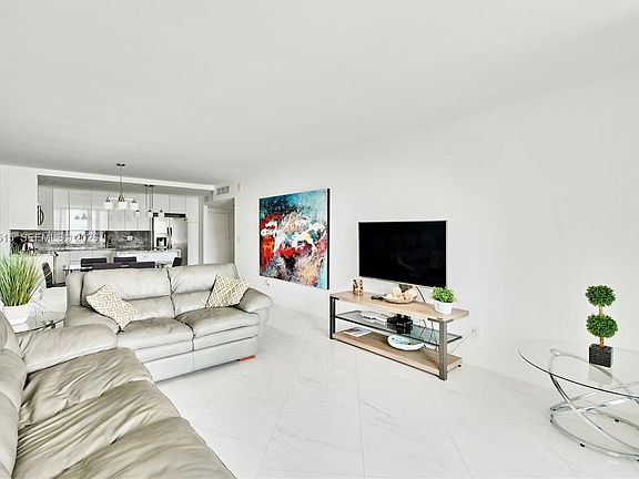 4th image of 19370 Collins Ave APT 1406