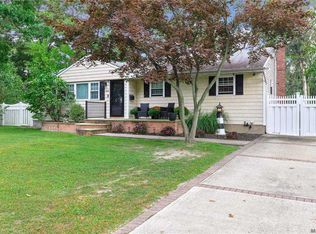 123 W 6th St, West Islip, NY 11795