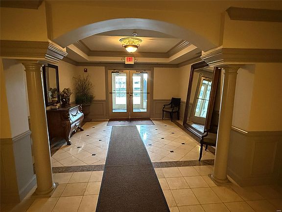 3rd image of 842 N New Ballas Ct Unit 104