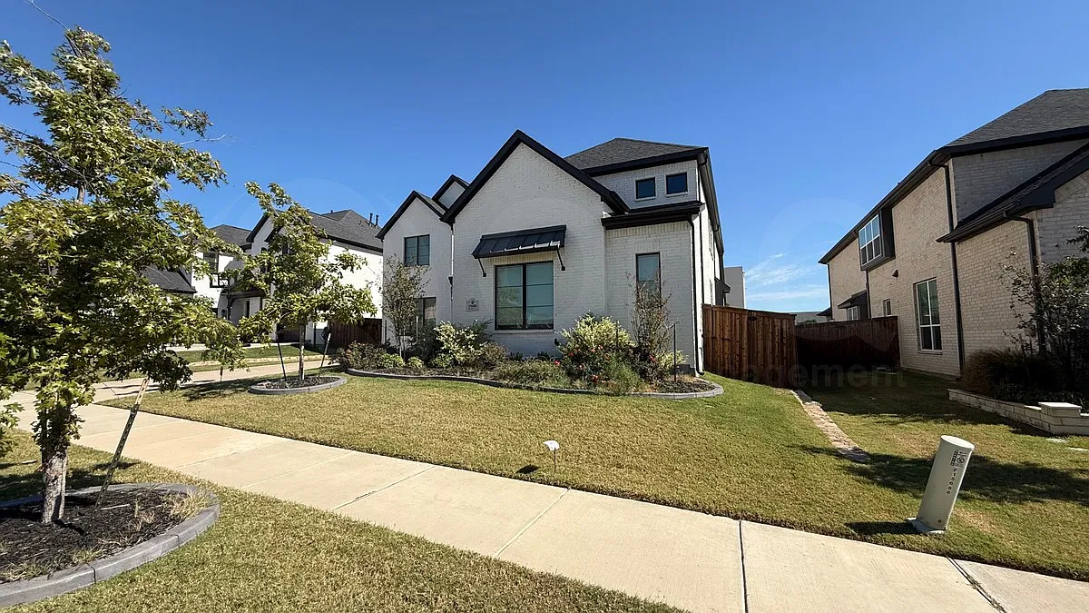 4 bed, 3.5 bath, 3900 sqft, $4,300 — Photo 1