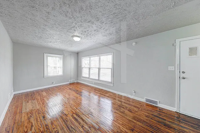 3535 N Oxford St — Photo 7