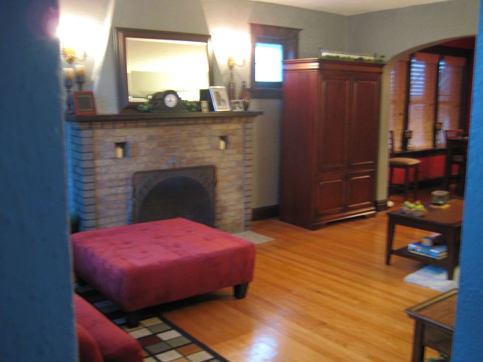 Living room, with gas fireplace