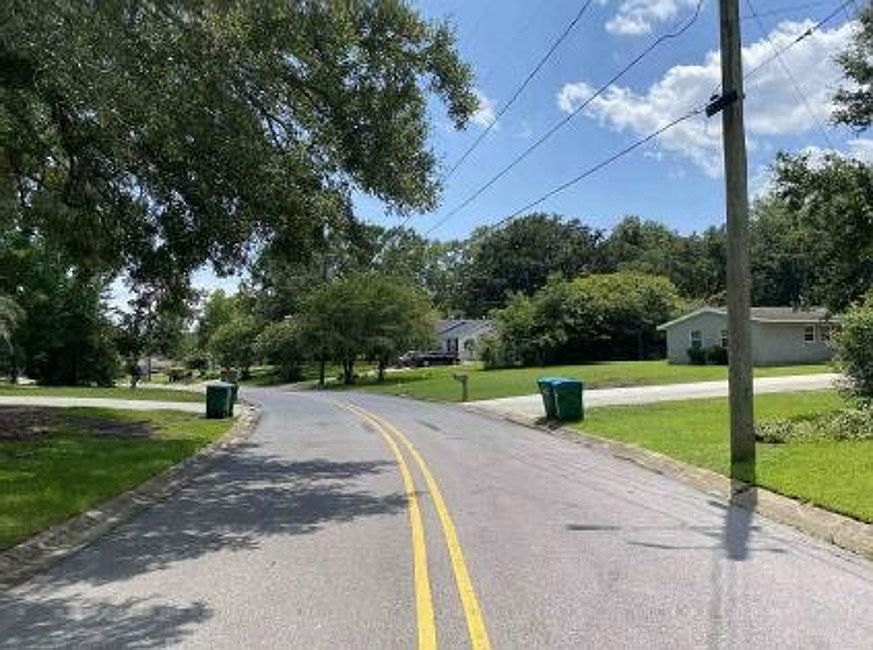 Exterior Neighborhood (street photo)