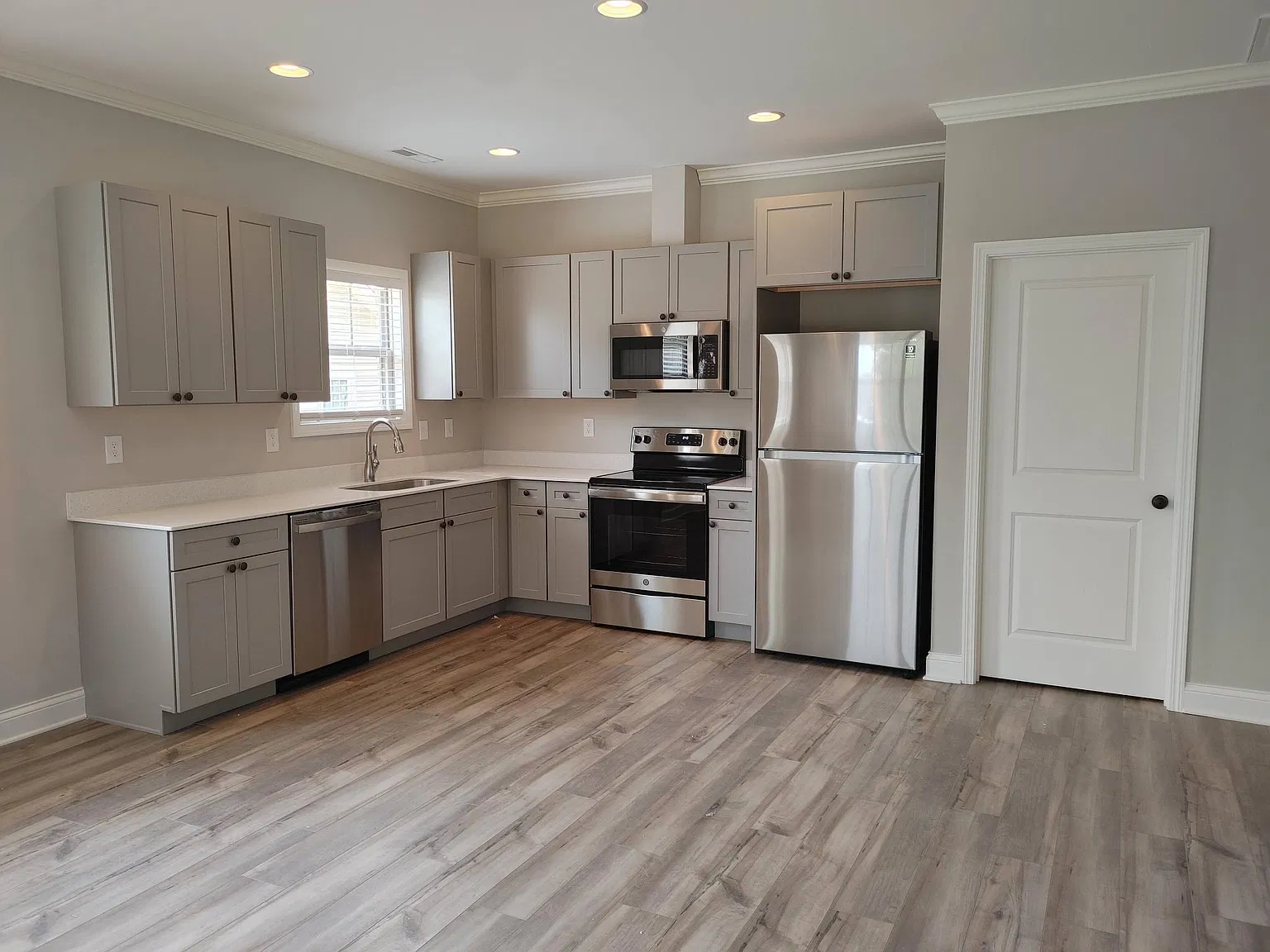 2 bed, 1068 sqft, $1,950 — Photo 2